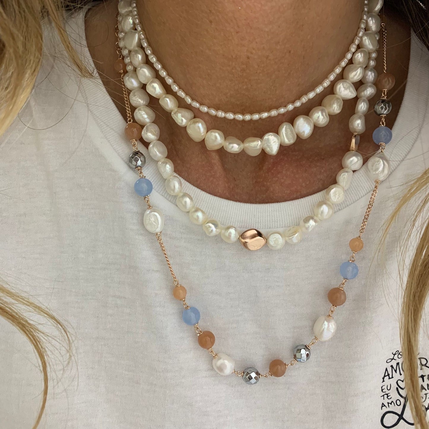 Collana cm 50 con perle bianche e pietre naturali azzurro polvere e argento e pietra di luna
