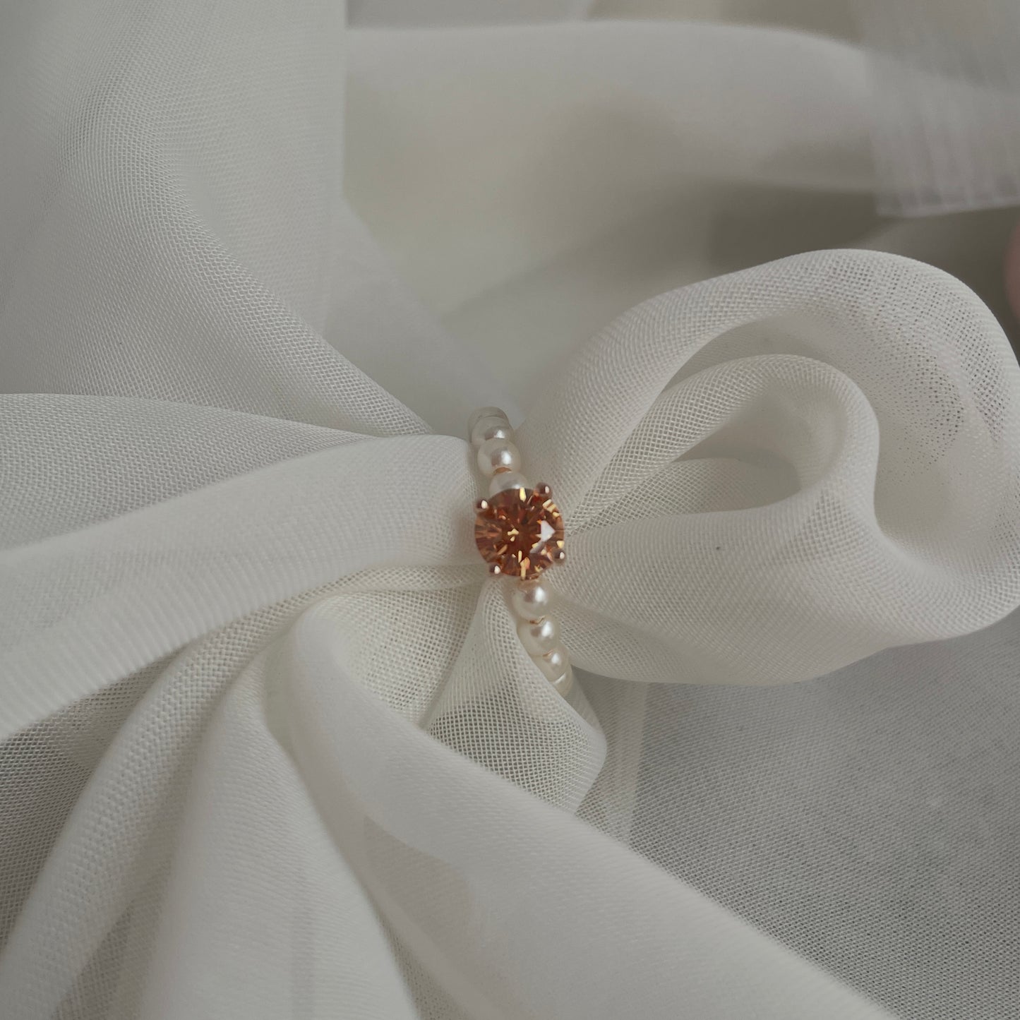Anello regolabile con perle sintetiche e zircone nero o ambra - Lumiere Bijoux