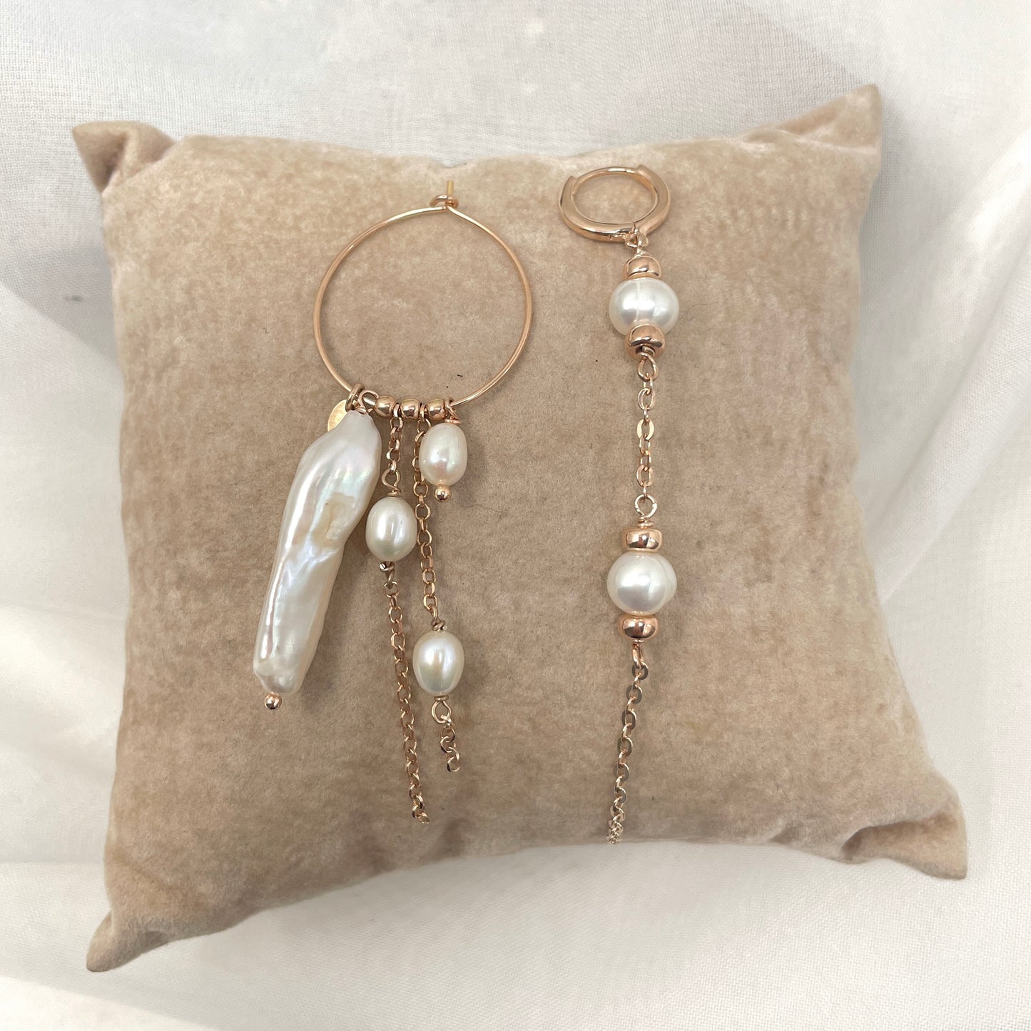 Coppia orecchini cerchio a filo con perla rettangolare catenelle e perla risino e cerchietto con allungo perle tonde e catenella - pezzo unico - Lumiere Bijoux