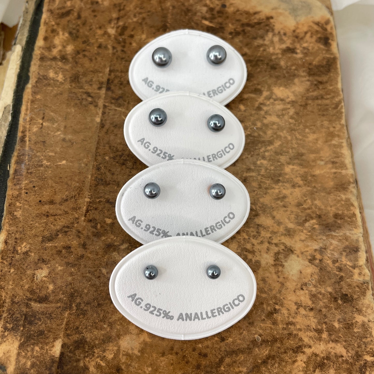 Coppia orecchini a lobo perla grigio/nero - chiusura a farfallina - Lumiere Bijoux