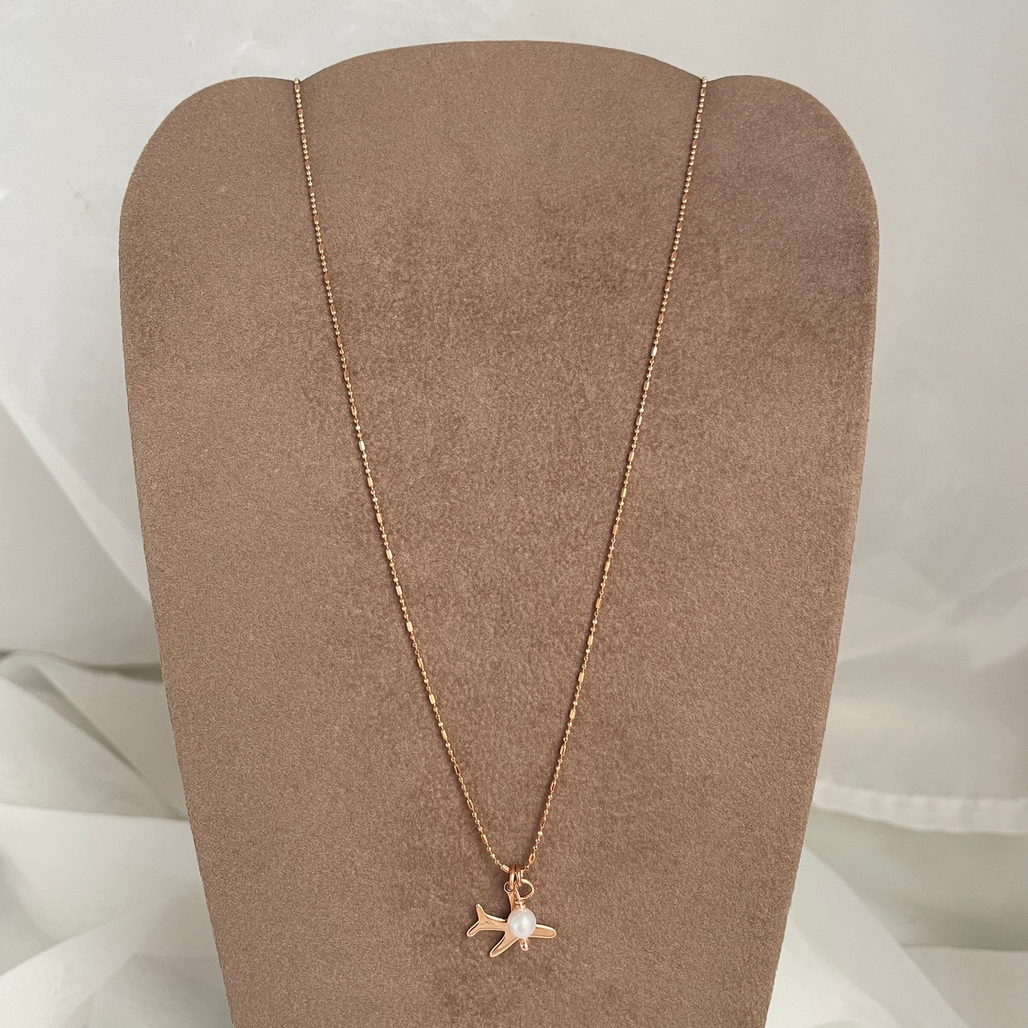Collana catena mix dadini militare cm 40 con aereo da 1,5 cm e perla bianca tonda da 0,4 mm