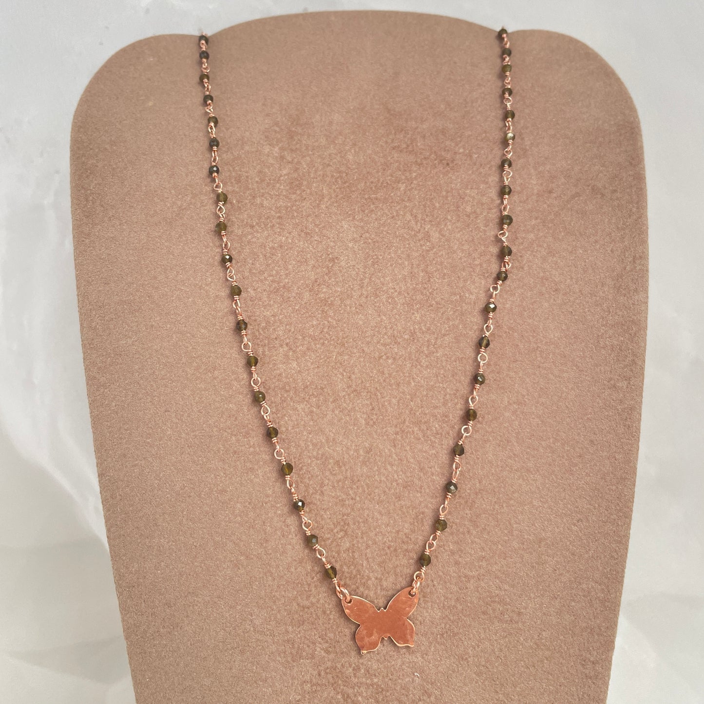 Collana cm 40 micro cristalli con farfalla battuta da 1,5 cm in linea - pezzi unici