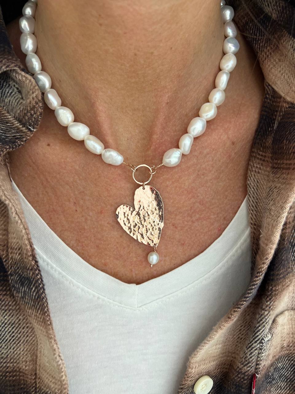 Collana di perle ovali bianche con cuore gitana rosé e perla finale - Pezzi limitati - Lumiere Bijoux