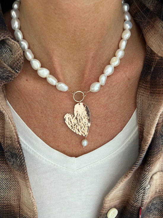 Collana di perle ovali bianche con cuore gitana rosé e perla finale - Pezzi limitati - Lumiere Bijoux