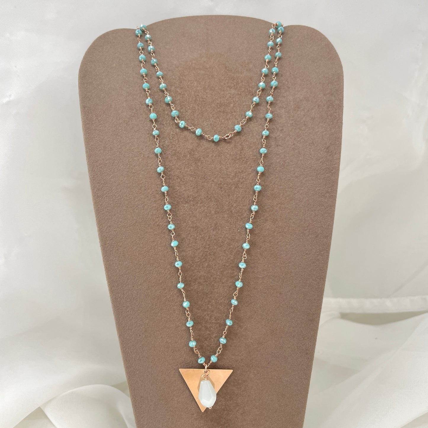 Collana cristalli incatenati azzurro su base metallo bagnato oro rosa cm 90 - Lumiere Bijoux