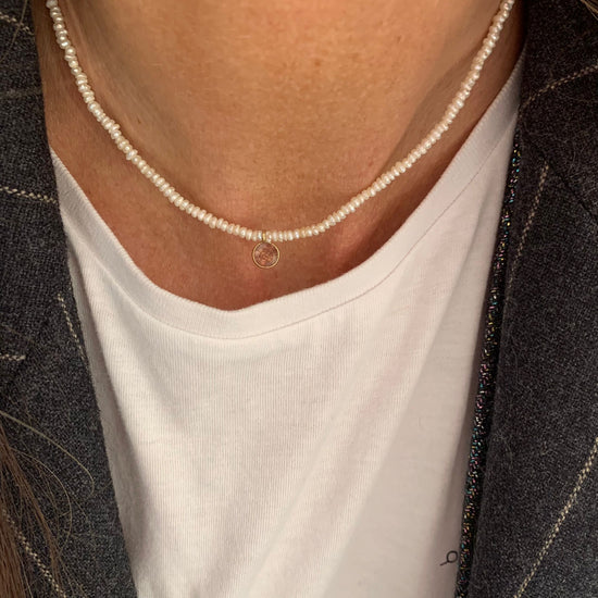 Collana micro perle tonde irregolari bianche con pendente tormalina cm 35 più 5 di allungamento rosè - pezzo unico