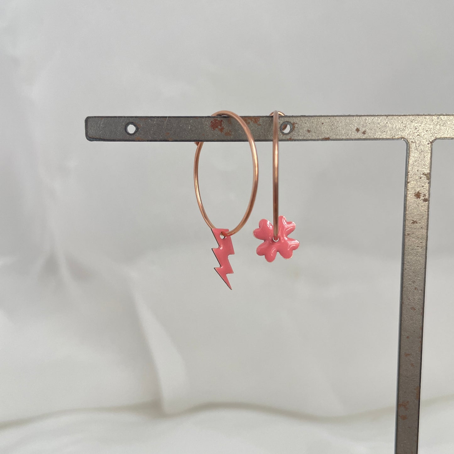 Coppia orecchini cerchio a filo da 2 cm con soggetto smaltato - pezzi unici - Lumiere Bijoux