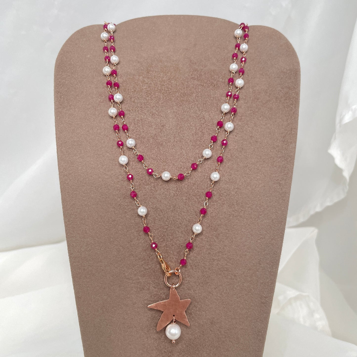 Collana lunga o a due fili cm 75 pietre rubino e perle sintetiche con stella satinata battuta e perla bianca - Lumiere Bijoux