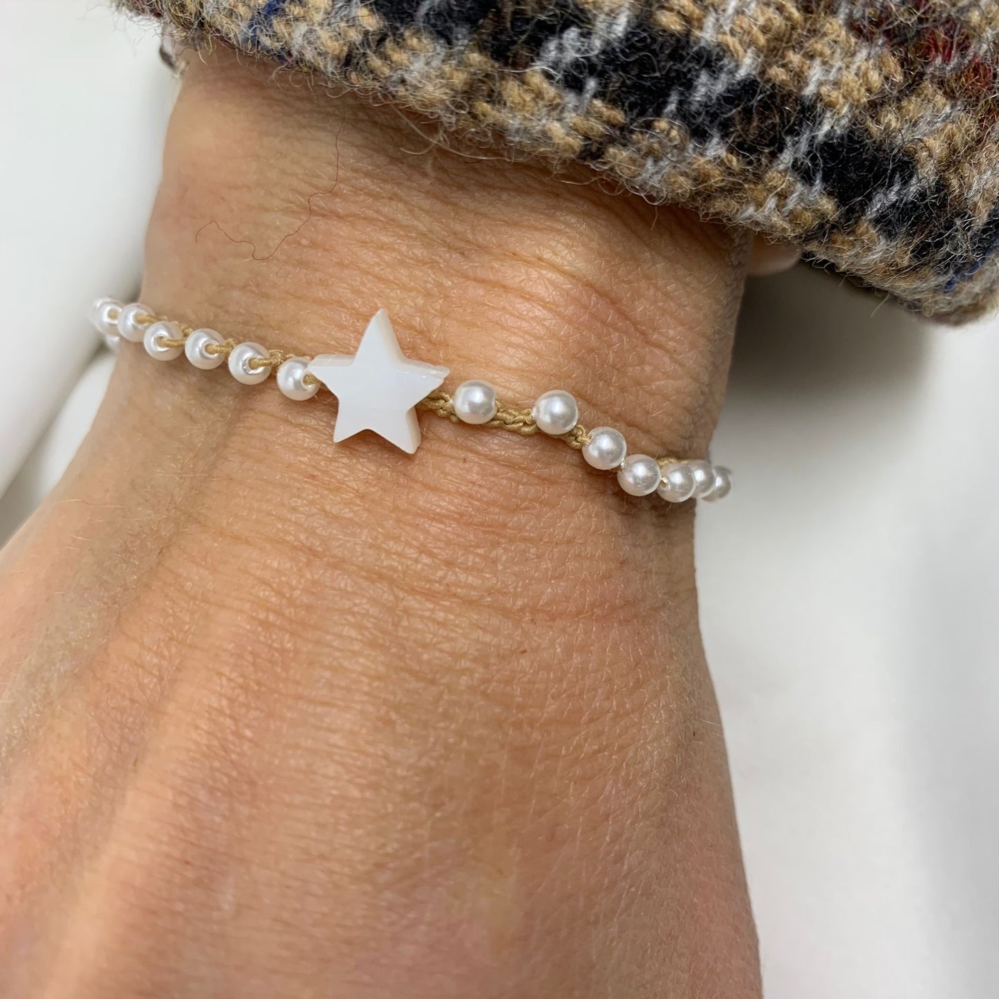 Bracciale elastico perle bianche con stella madreperla