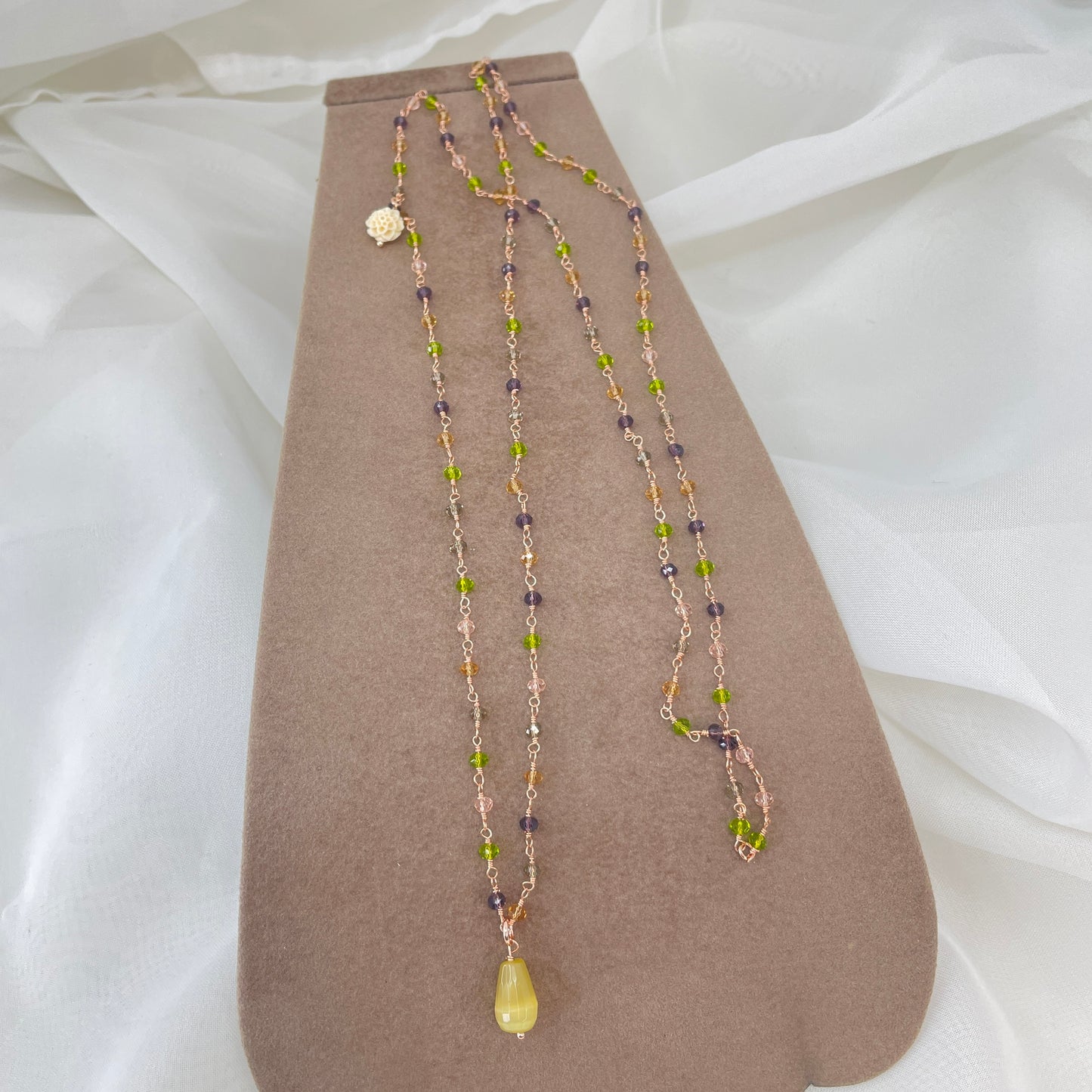 Collana cristalli multicolore incatenati su base metallo bagnato oro rosa cm 90 - Lumiere Bijoux