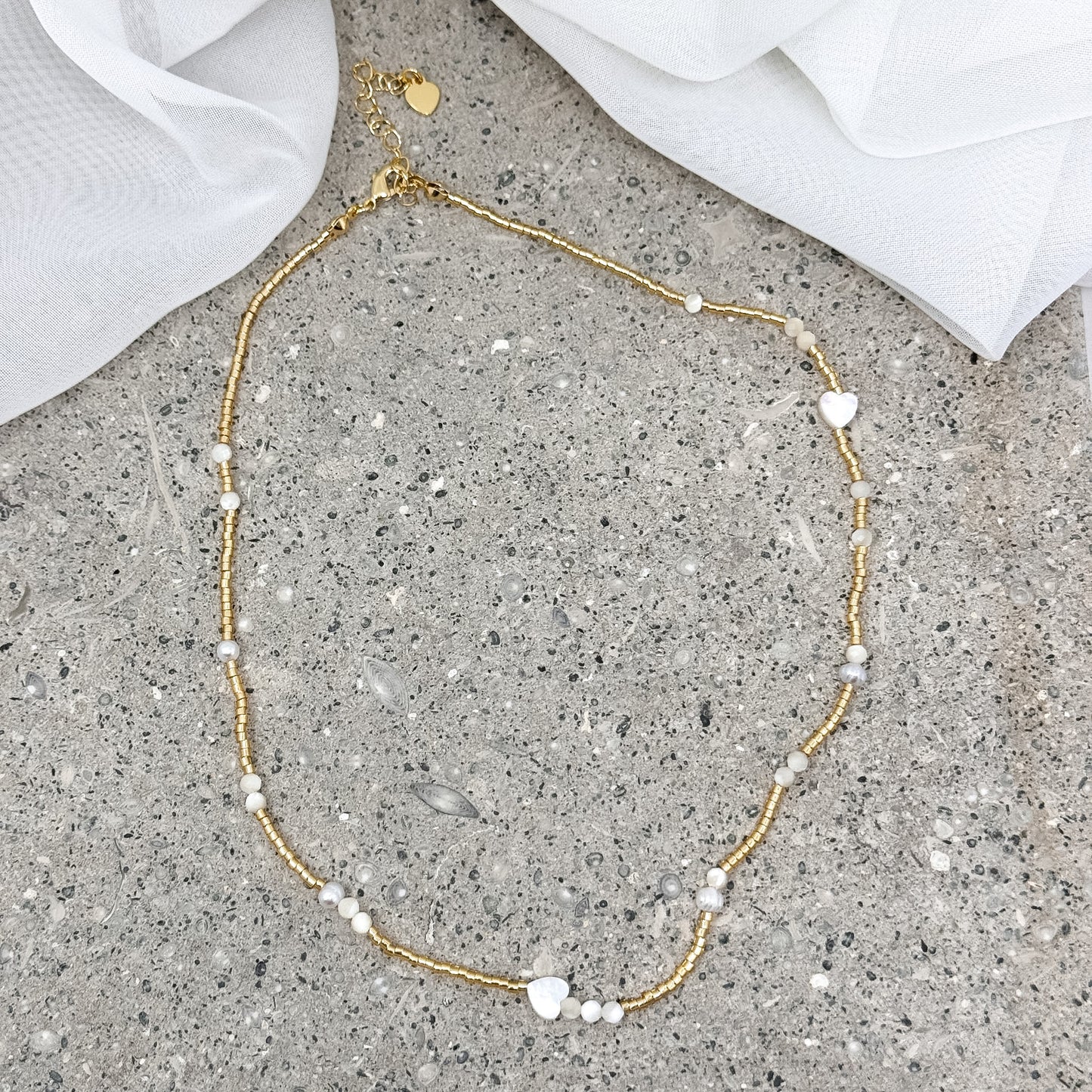 Collana perle miyuki micro rondelle oro alternate a pietre conchiglia e perle naturali cm 37 ottone - Lumiere Bijoux