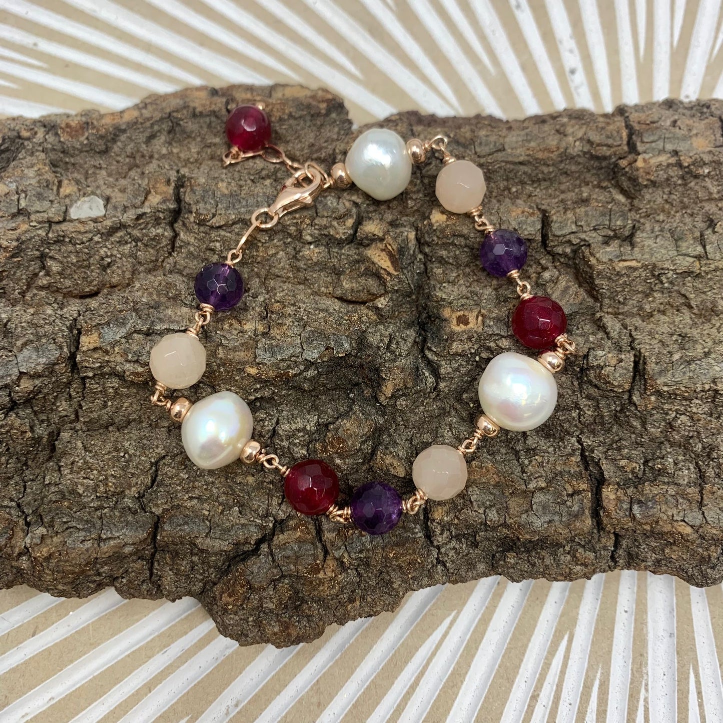 Bracciale pietre bordeaux, rosa, viola s perle bianche cm 17