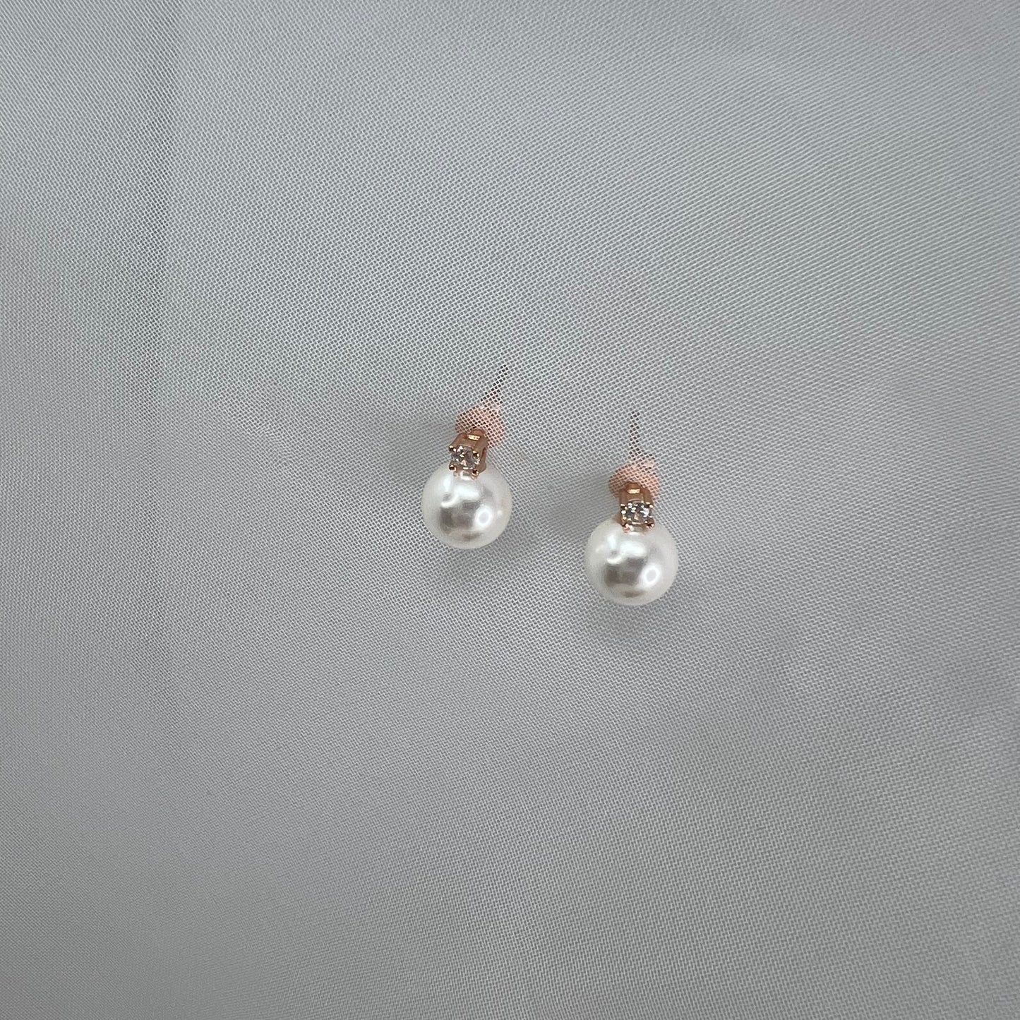 Coppia orecchini micro punto luce a lobo con perla tonda bianca diametro 0,5 cm - Lumiere Bijoux