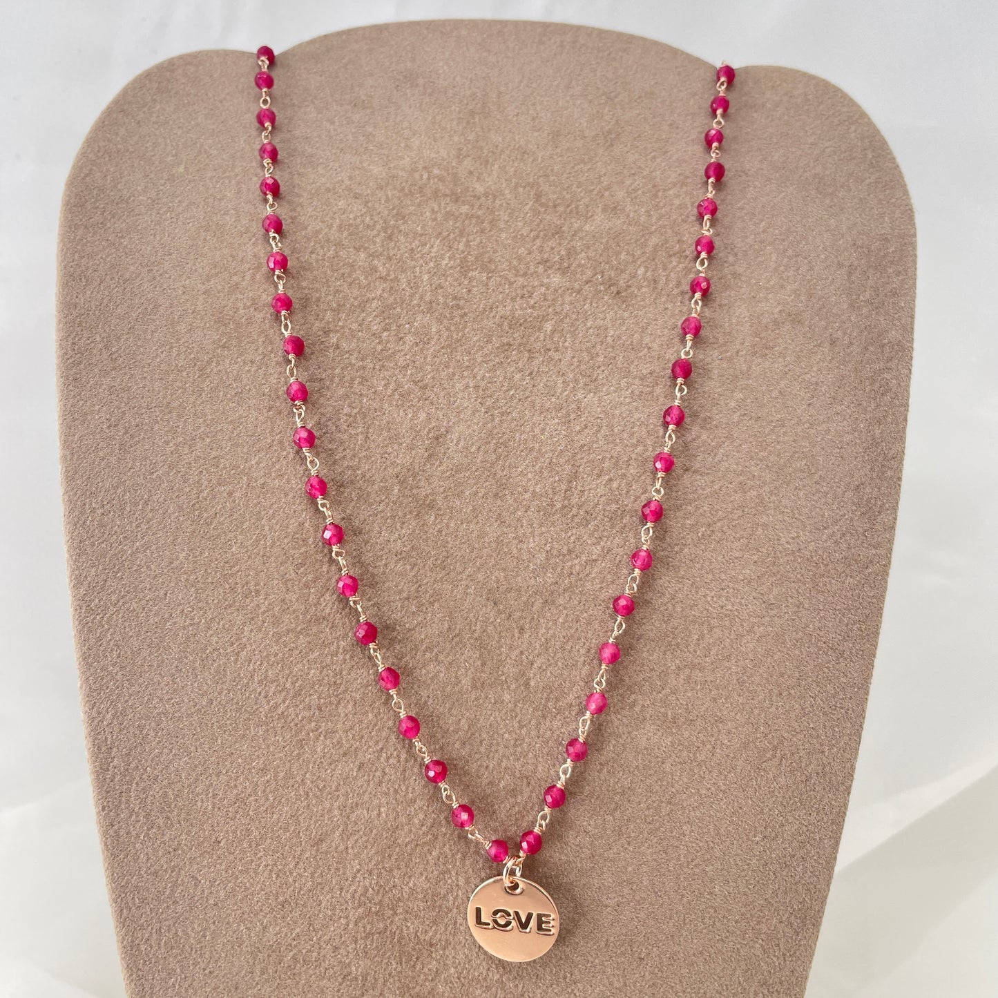 Collana cristalli fragola cm 40 con cialdina con scritta Love traforata - pezzo unico - Lumiere Bijoux