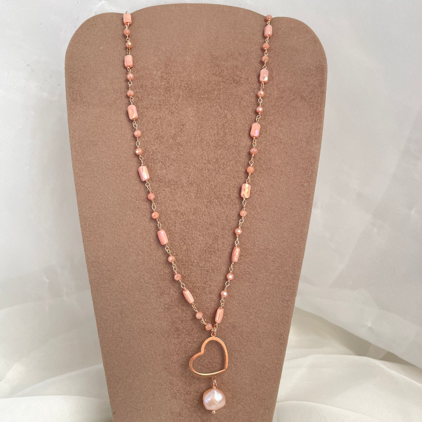 Collana cristalli multiforme cipria cm 45 con cuore vuoto piatto da 2 cm e perla sassetto rosa - pezzo unico - Lumiere Bijoux
