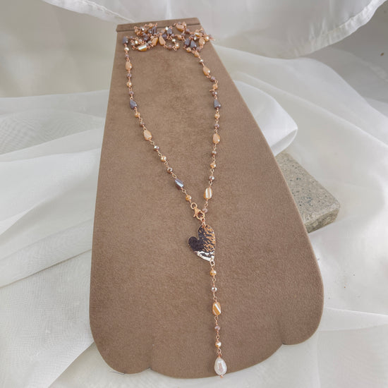 Collana cm 80 regolabile cristalli multiforma con soggetto battuto e perla pendente bianca - Lumiere Bijoux