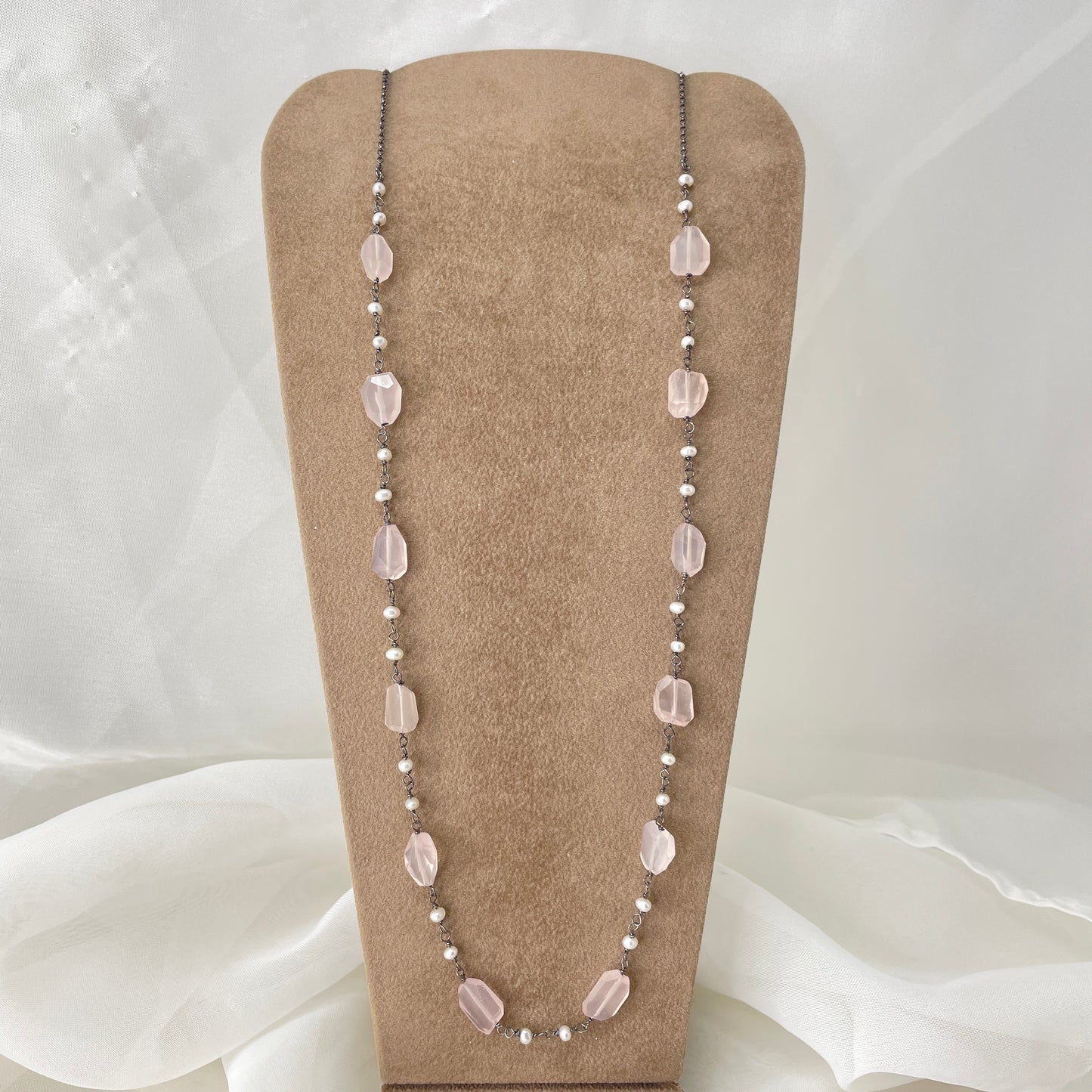 Collana catena rutenio con perle bianche e quarzo rosa cm 70 - Lumiere Bijoux
