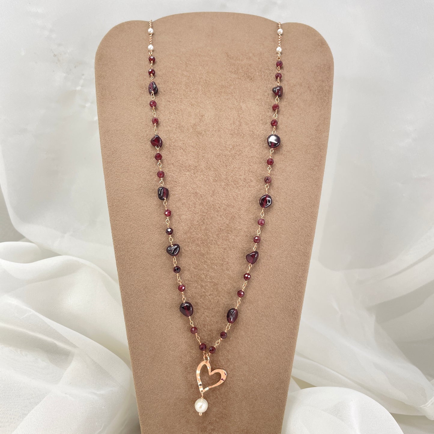 Collana cm 70 rado perle e pietre naturali granato o cubica pietra di luna con soggetto battuto - Lumiere Bijoux