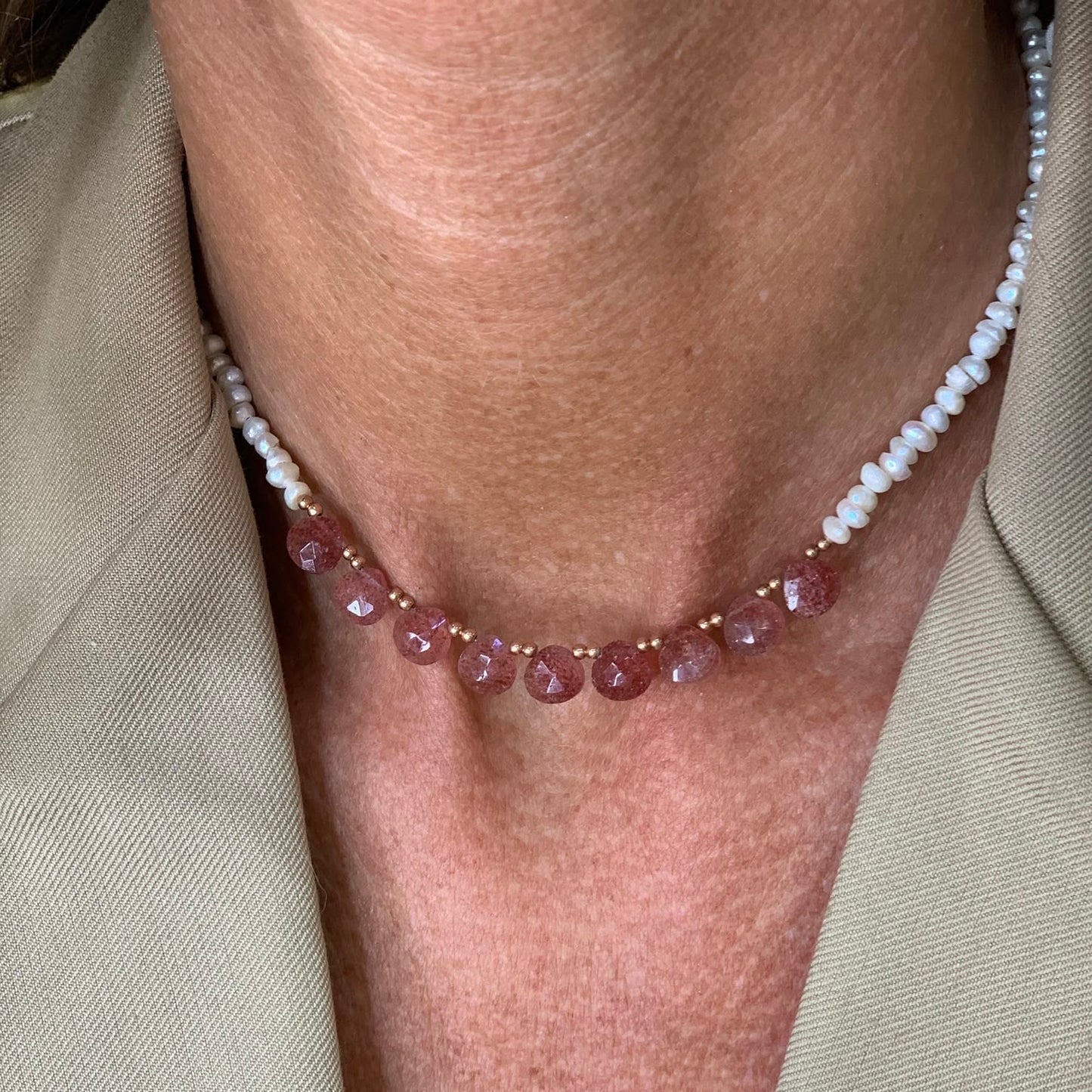 Collana Panarea perle conchiglia irregolari bianche e pietre cm 36 - Lumiere Bijoux