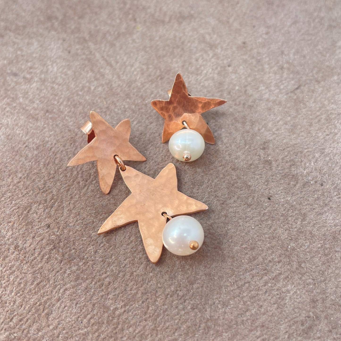 Coppia orecchini a lobo scoppiati stelle da 1,5 cm battute satinate irregolari con perla tonda bianca - pezzo unico - Lumiere Bijoux