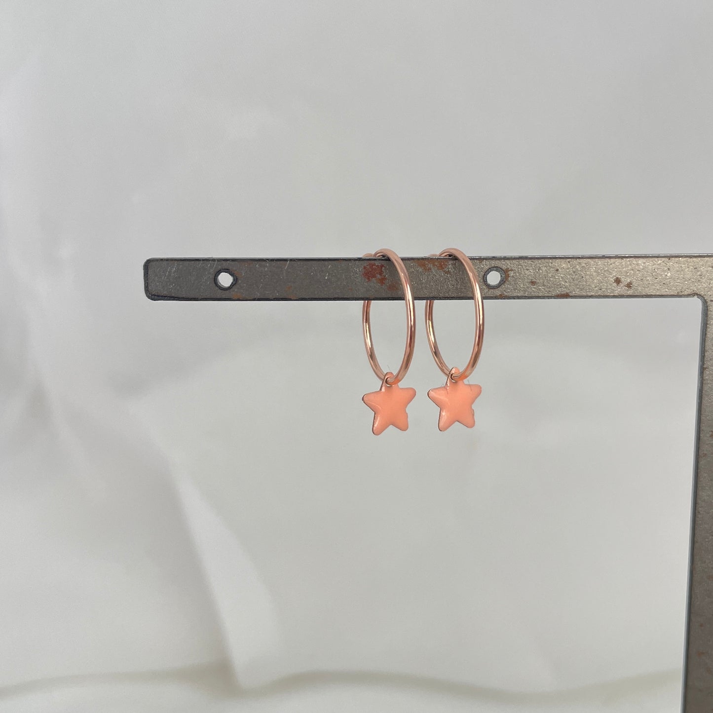Coppia orecchini a filo da 1 cm con stella smaltata da 0,5 mm - pezzi unici - Lumiere Bijoux