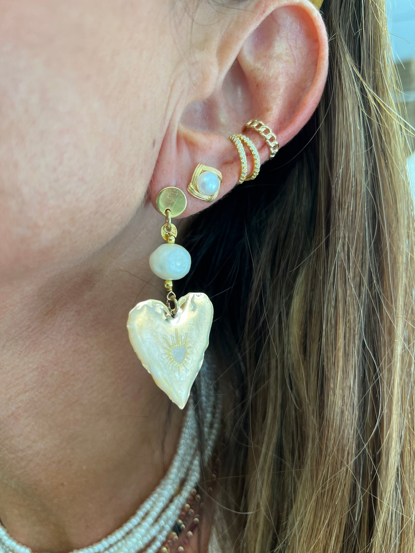 Orecchini pendenti con cuore smaltato madreperla e perla bianca - Lumiere Bijoux