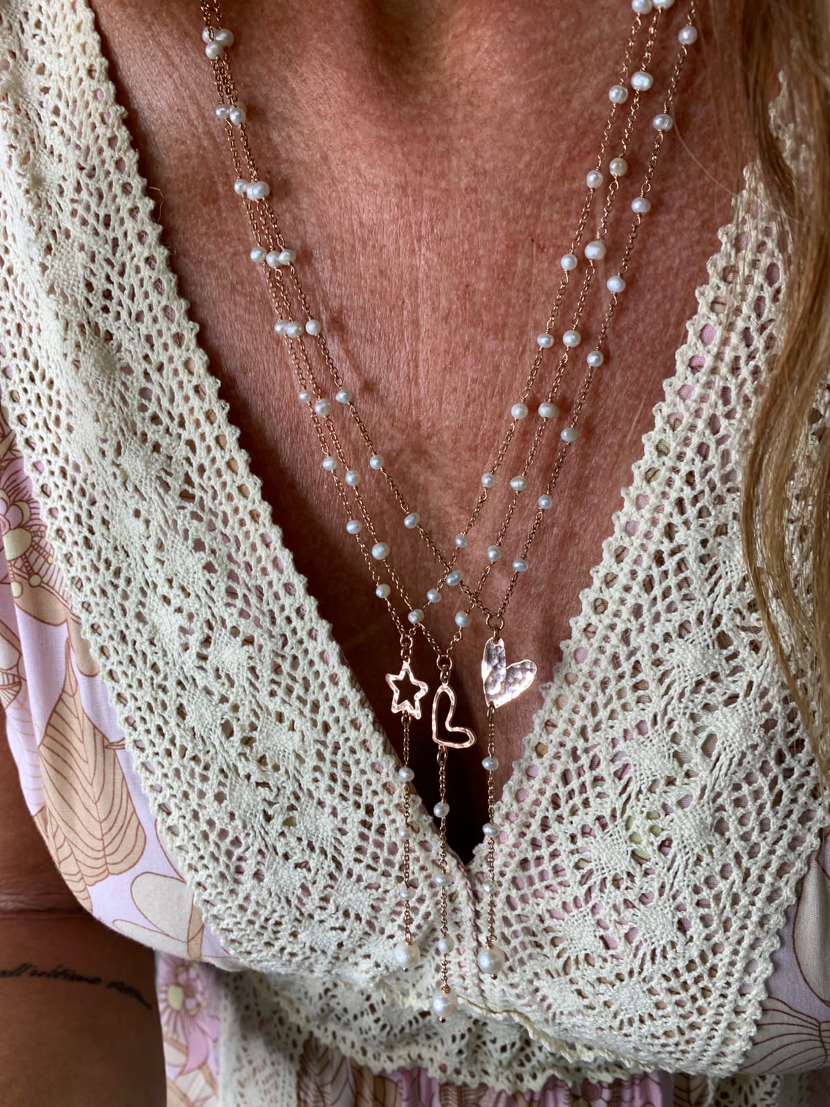 Collana a rosario lunga cm 60 rado perle bianche con cuore Capri, Cuore sweet e stella vuota battuti - Lumiere Bijoux