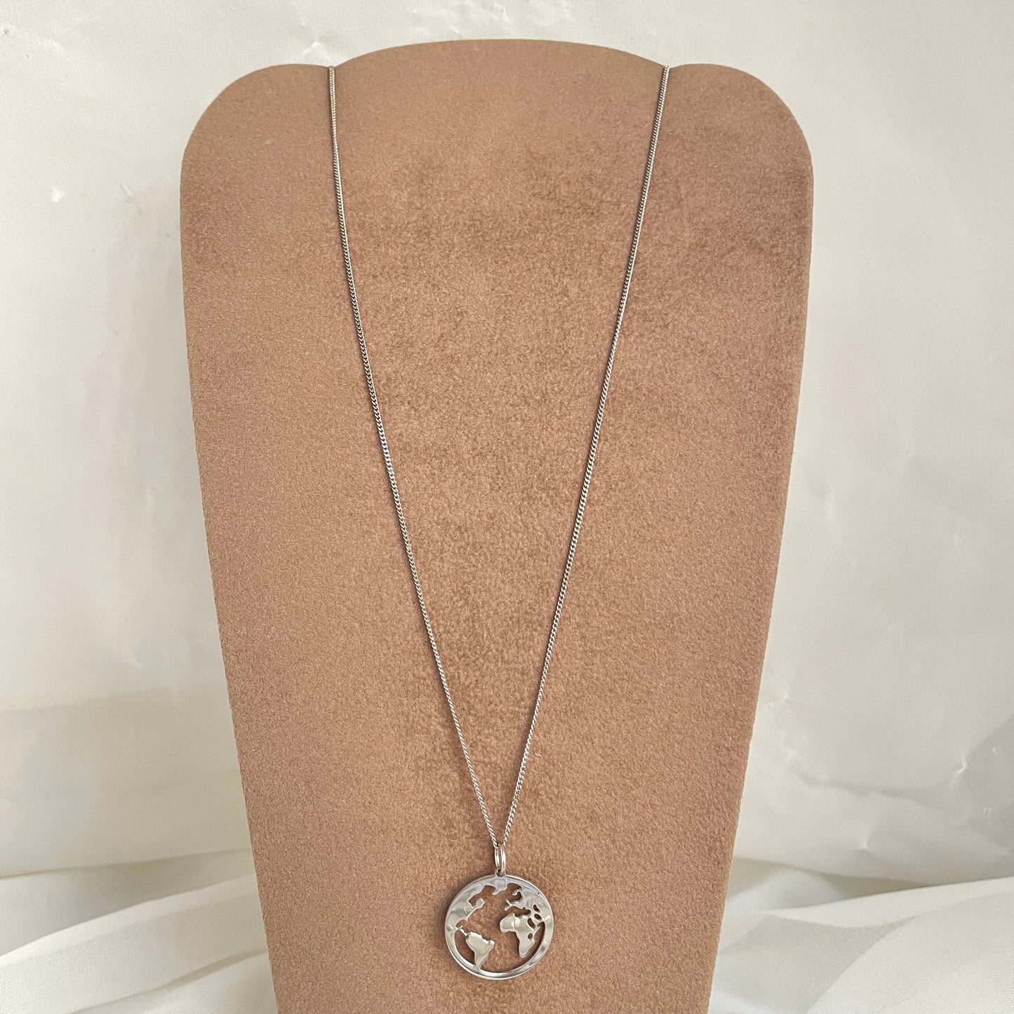 Collana catena grumette cm 60 con mappamondo da 2 cm in argento bianco - pezzo unico