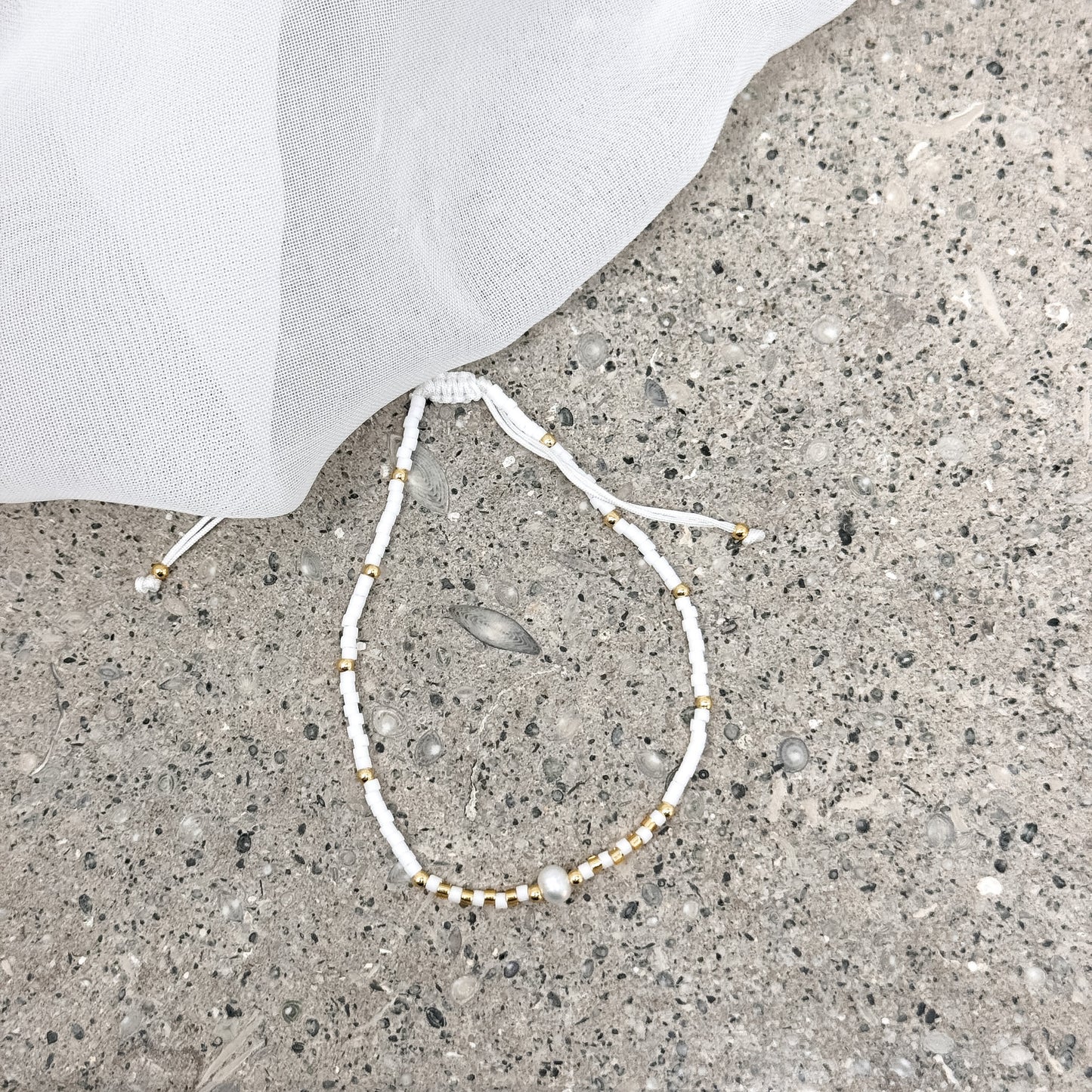 Bracciale cordino regolabile miyuki micro rondelle alternate a micro sfere oro giallo con perla tonda naturale bianca centrale ottone - Lumiere Bijoux