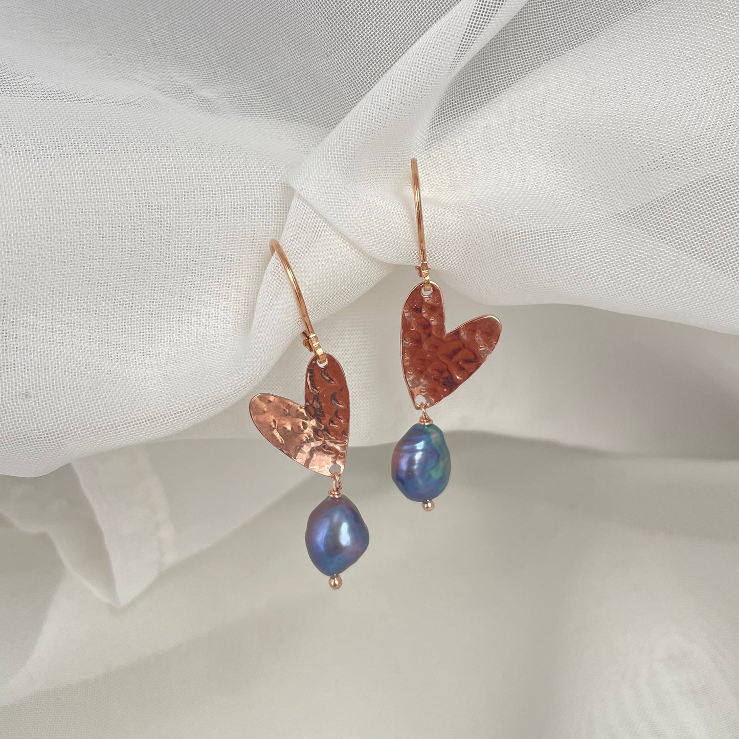 Coppia orecchini monachella con cuore allungato o stella battuta e perla ovale irregolare nera - Lumiere Bijoux