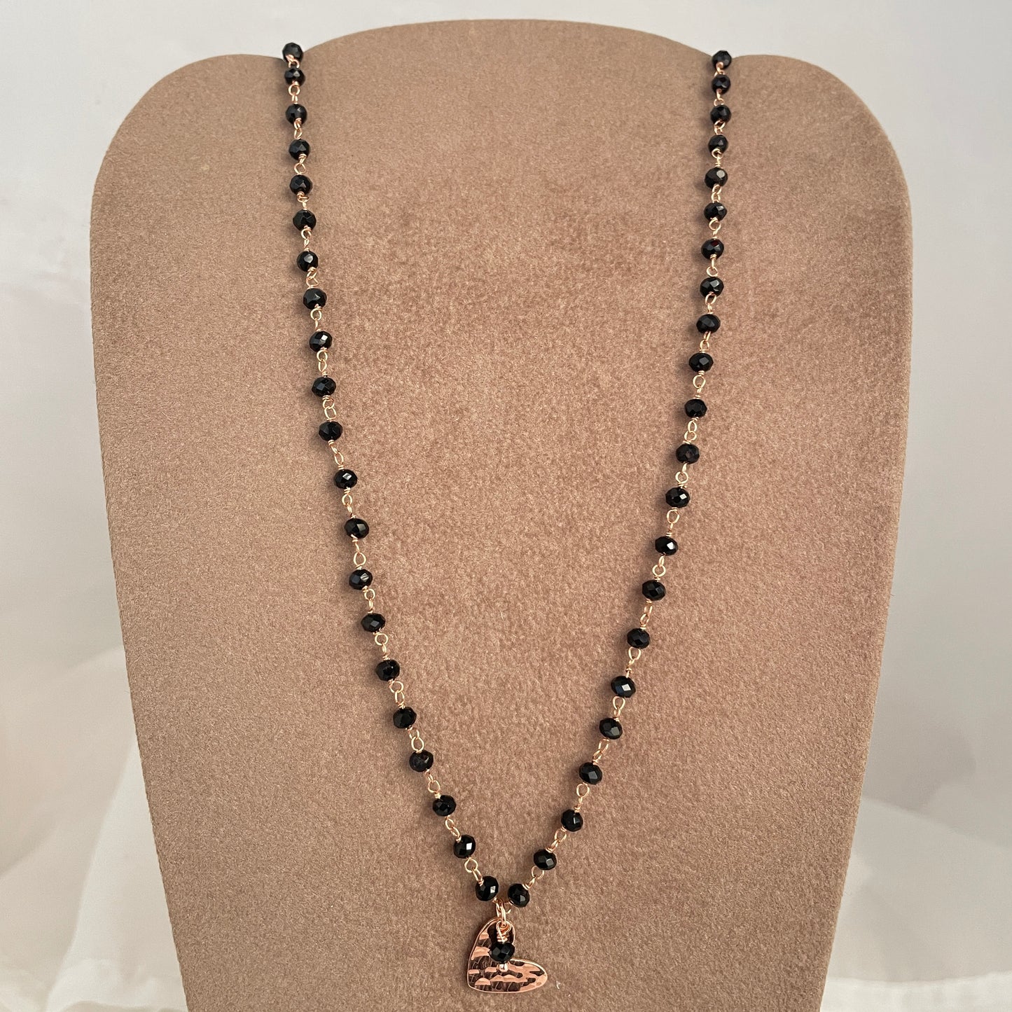 Collana cristalli neri cm40 rosé con cuore bacio battuto da circa 1.2 cm con piccolo cristallo nero pendente - Lumiere Bijoux