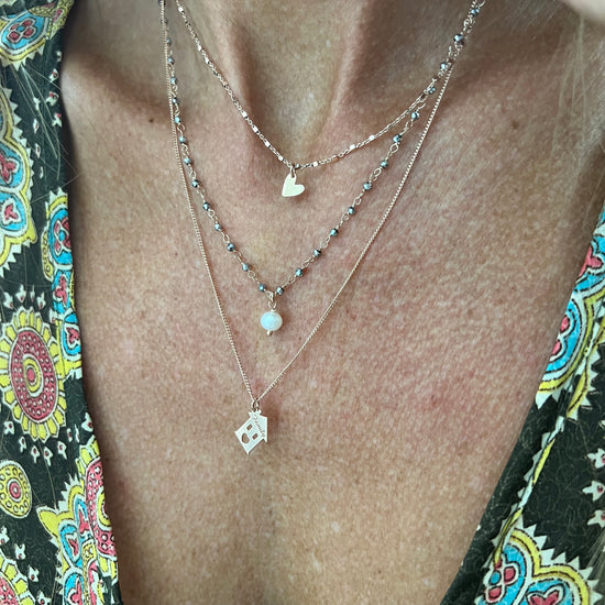 Collana tre fili micro cristalli grigio con perla, casetta e cuore sweet pendenti