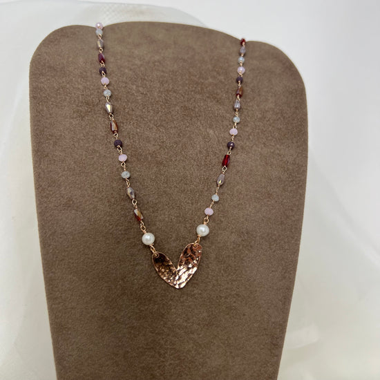 Collana cm 40 cristalli bordeaux beige e grigio latte con perle bianche e cuore bacio battuto da 2 cm ros