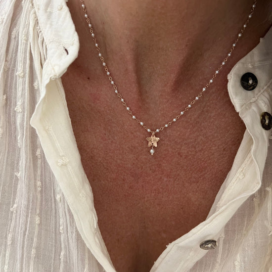 Collana micro cristalli perle bianche con una micro stella da 0,4 mm satinata ed una micro perla pendente bagnata in oro rosé  - cm 40