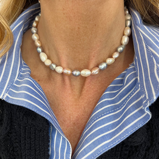 Collana perle tonde irregolari bianco, grigio e rosa diametro circa 0,5 mm lunghezza cm35 più 5 di allungamento rosé