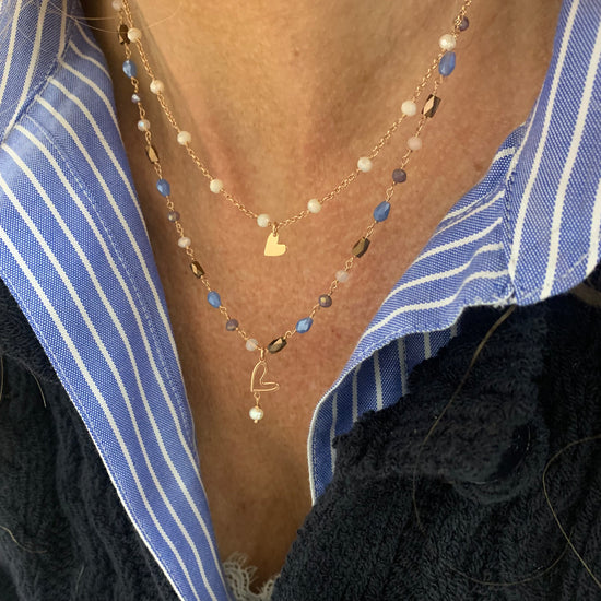 Collana a due fili cristalli blu, bronzo, cipria con cuore vuoto battuto e piccola perla pendente