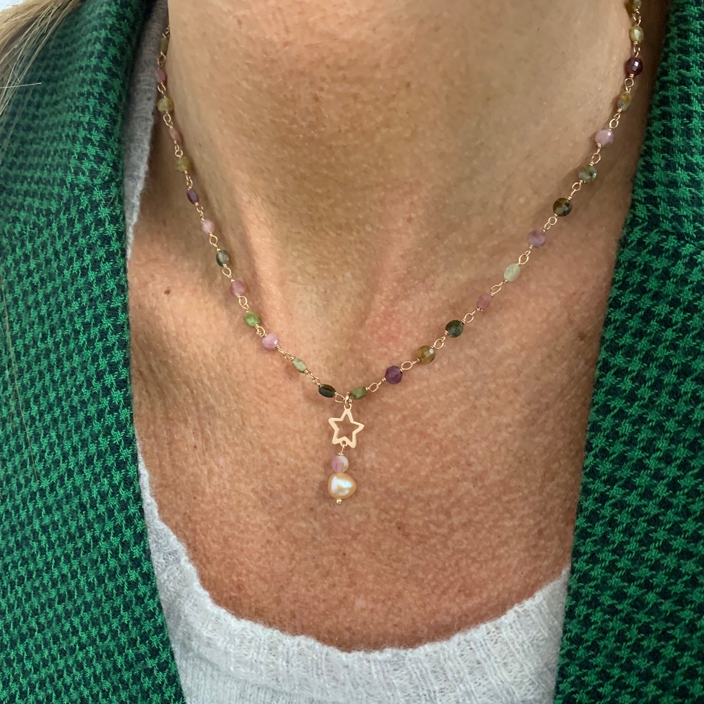 Collana cm40 cristalli pepita rosa e magenta con stella vuota base rosé e perla rosa pendente - Lumiere Bijoux