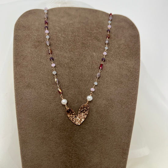 Collana cm 40 cristalli bordeaux beige e grigio latte con perle bianche e cuore bacio battuto da 2 cm ros