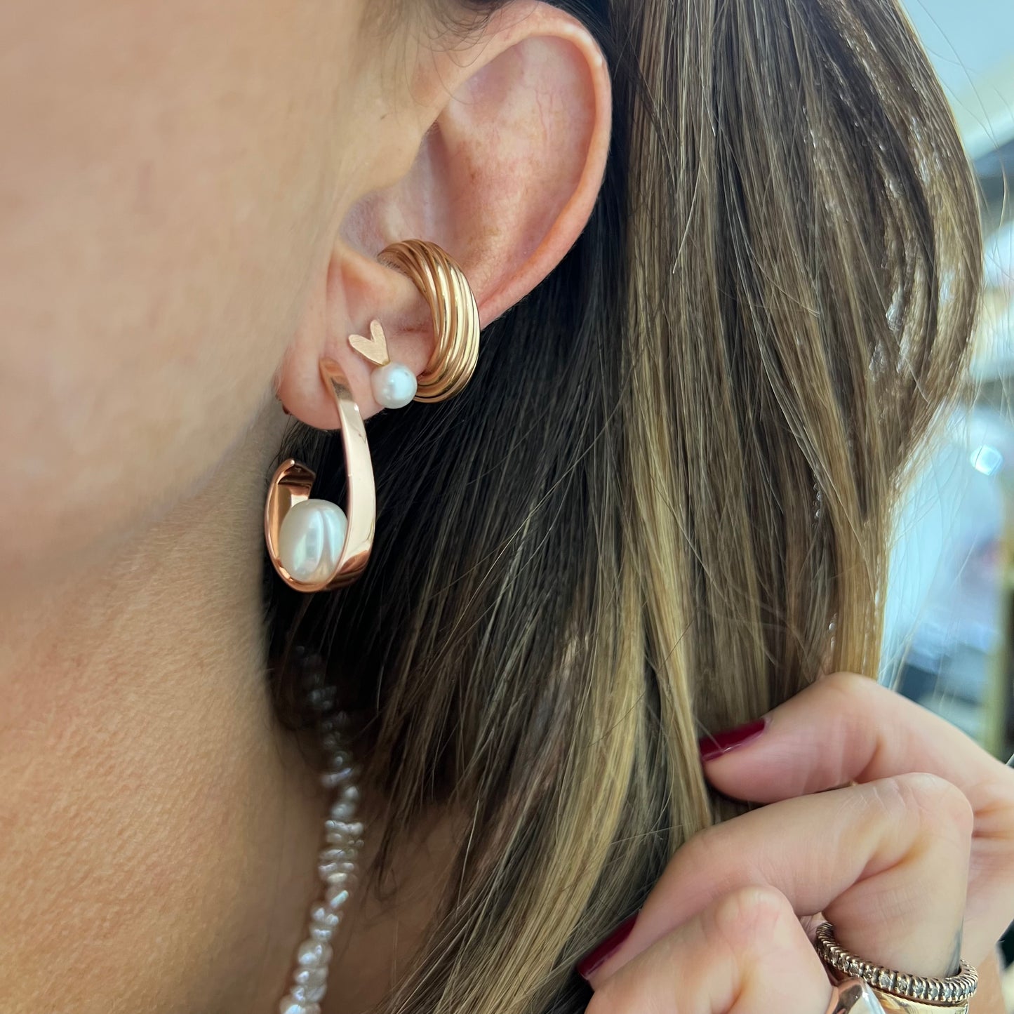 Coppia orecchini semicerchi ovali rosè con perla barocca bianca - pezzo unico - Lumiere Bijoux