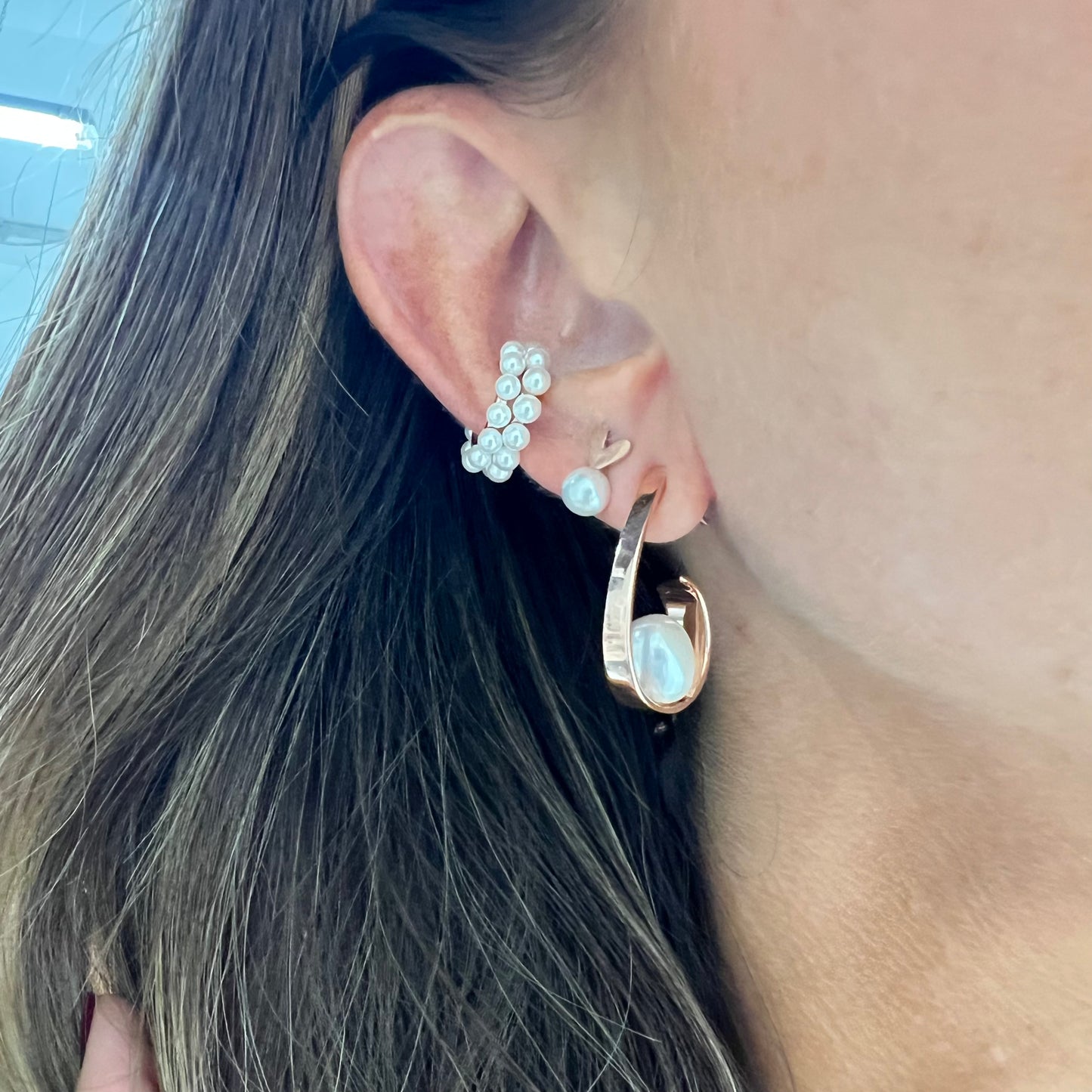 Coppia orecchini semicerchi ovali rosè con perla barocca bianca - pezzo unico - Lumiere Bijoux