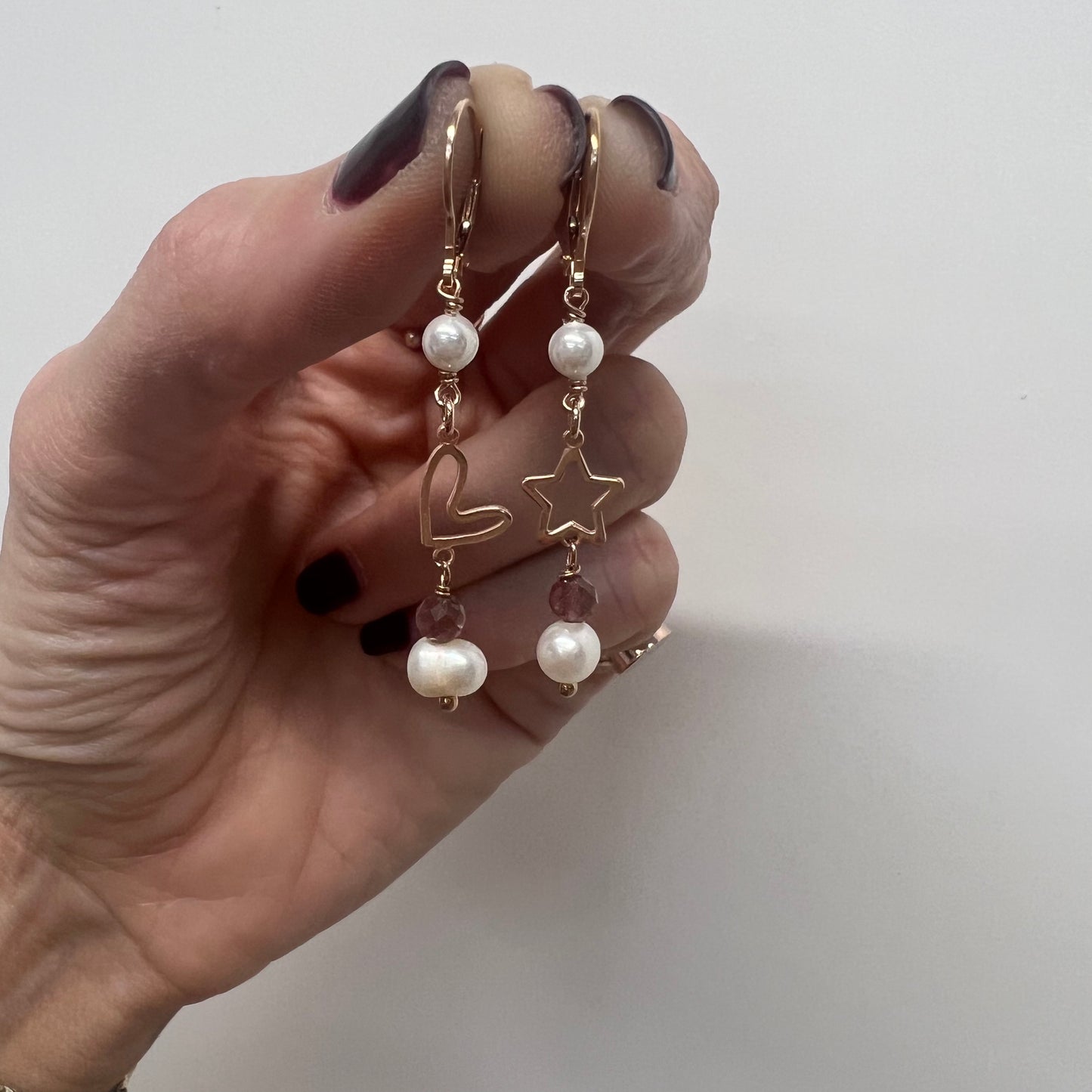 Coppia orecchini a monachella con perla, cuore e stella vuoti Capri battuti, cristallo prugna e perla tonda