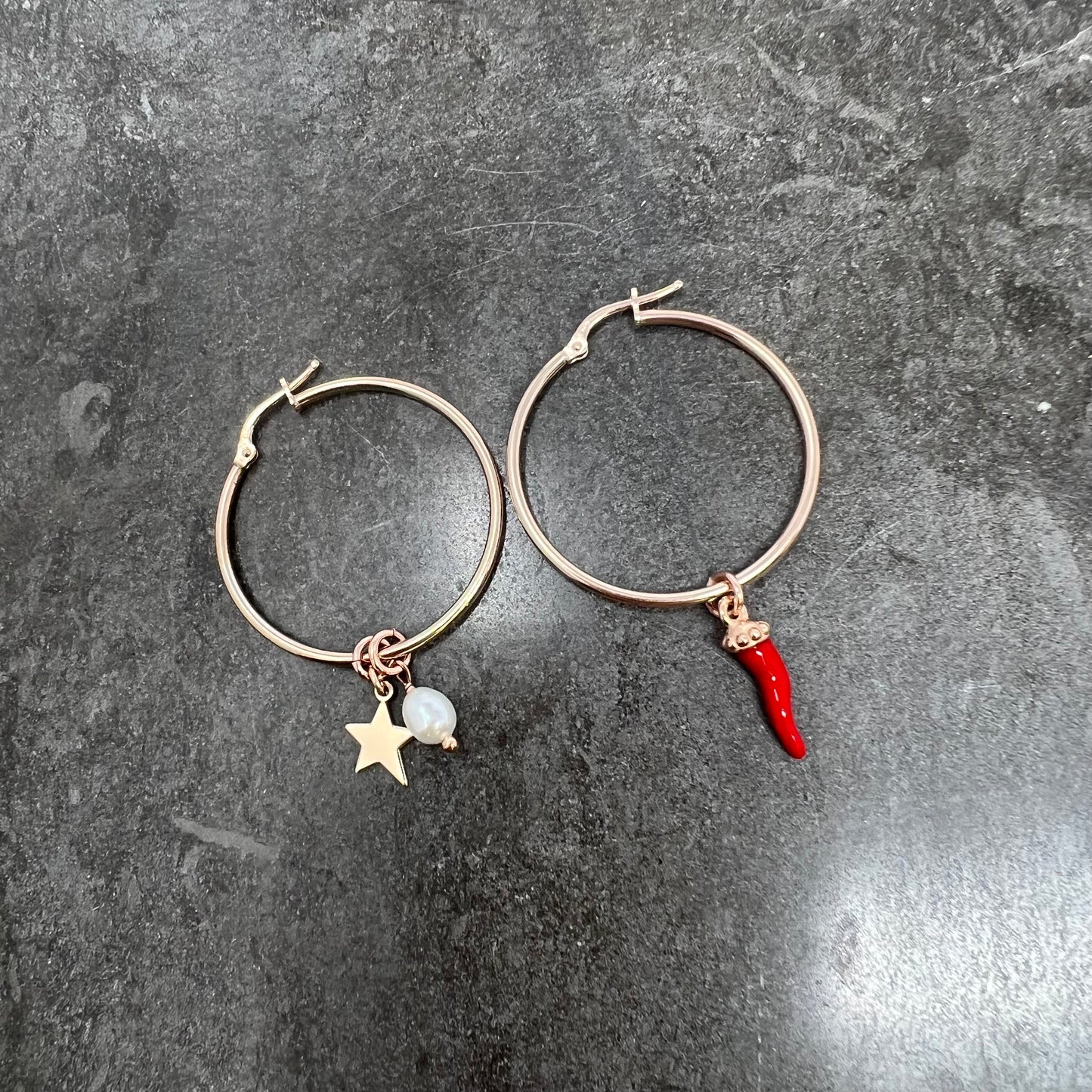 Coppia orecchini diametro cerchio 3 cm con cornetto smalto rosso, stella assimetrica e perla barocca