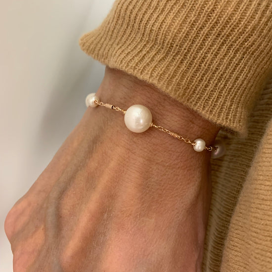 Bracciale rosè alternato da perle tonde da 3 mm e perle Sassetto bianche