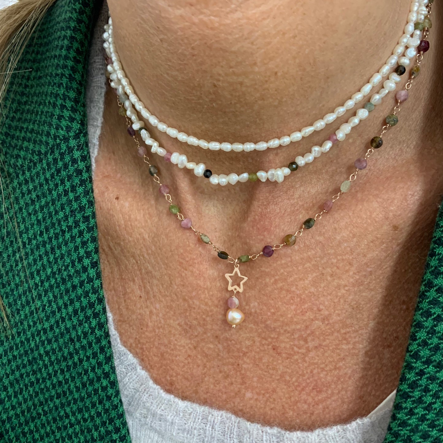 Collana cm40 cristalli pepita rosa e magenta con stella vuota base rosé e perla rosa pendente - Lumiere Bijoux