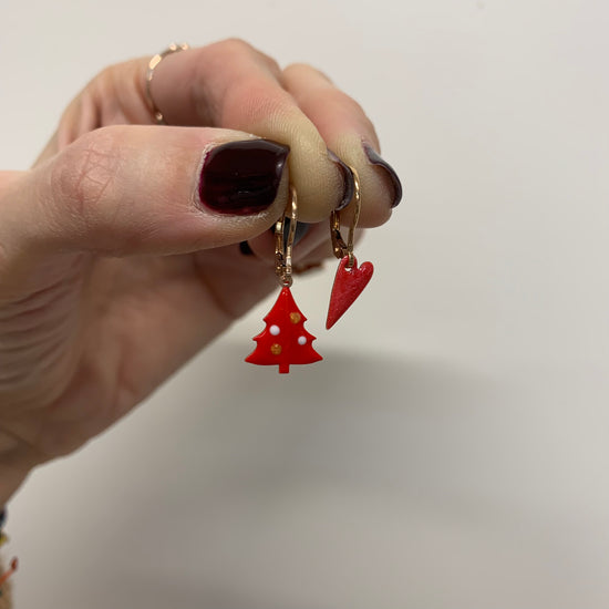 Coppia orecchini di Natale a monachella con pupazzo e cuore piccolo rosso