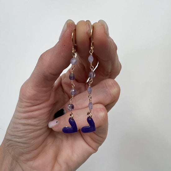 Coppia orecchini a monachella con allungo di cristalli lilla e cuori viola madreperla - pezzo unico