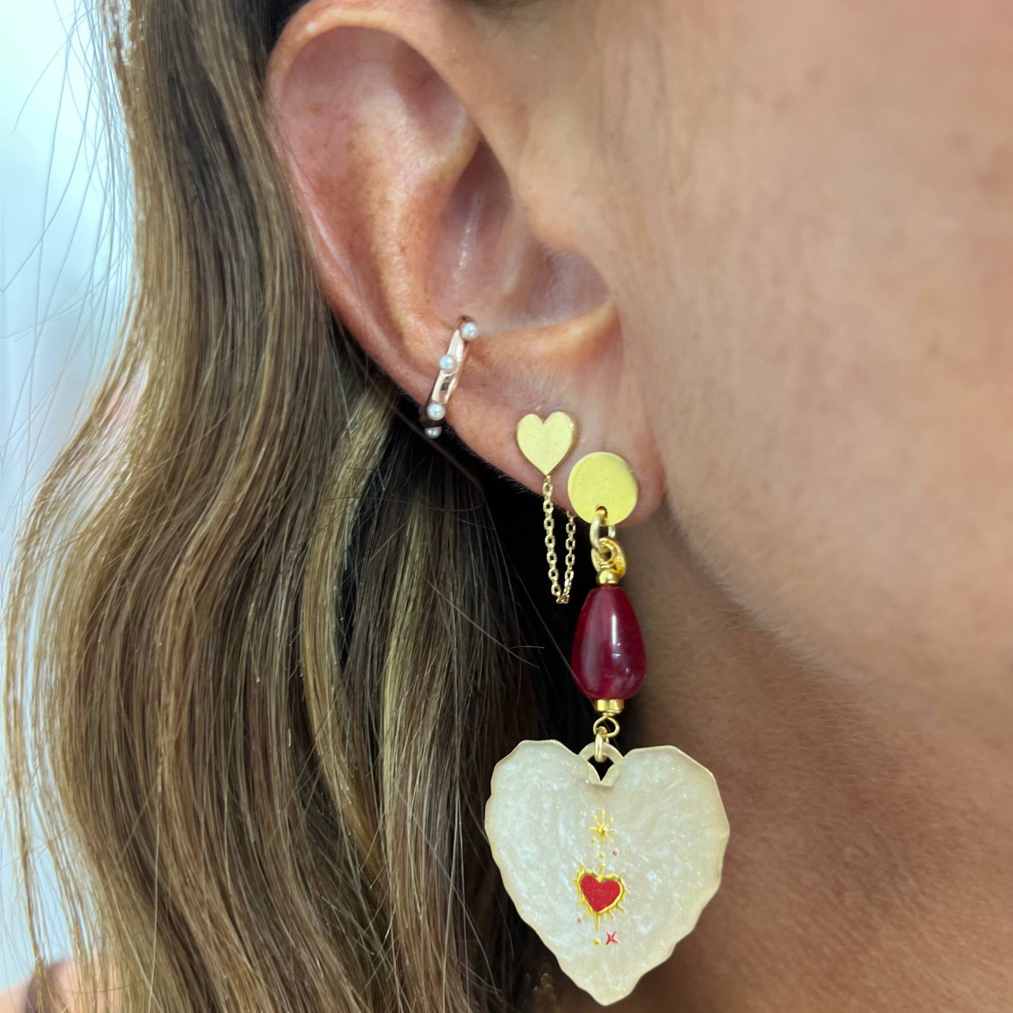 Orecchini pendenti con cuore smaltato cipria e pietra goccia bordeaux - Lumiere Bijoux
