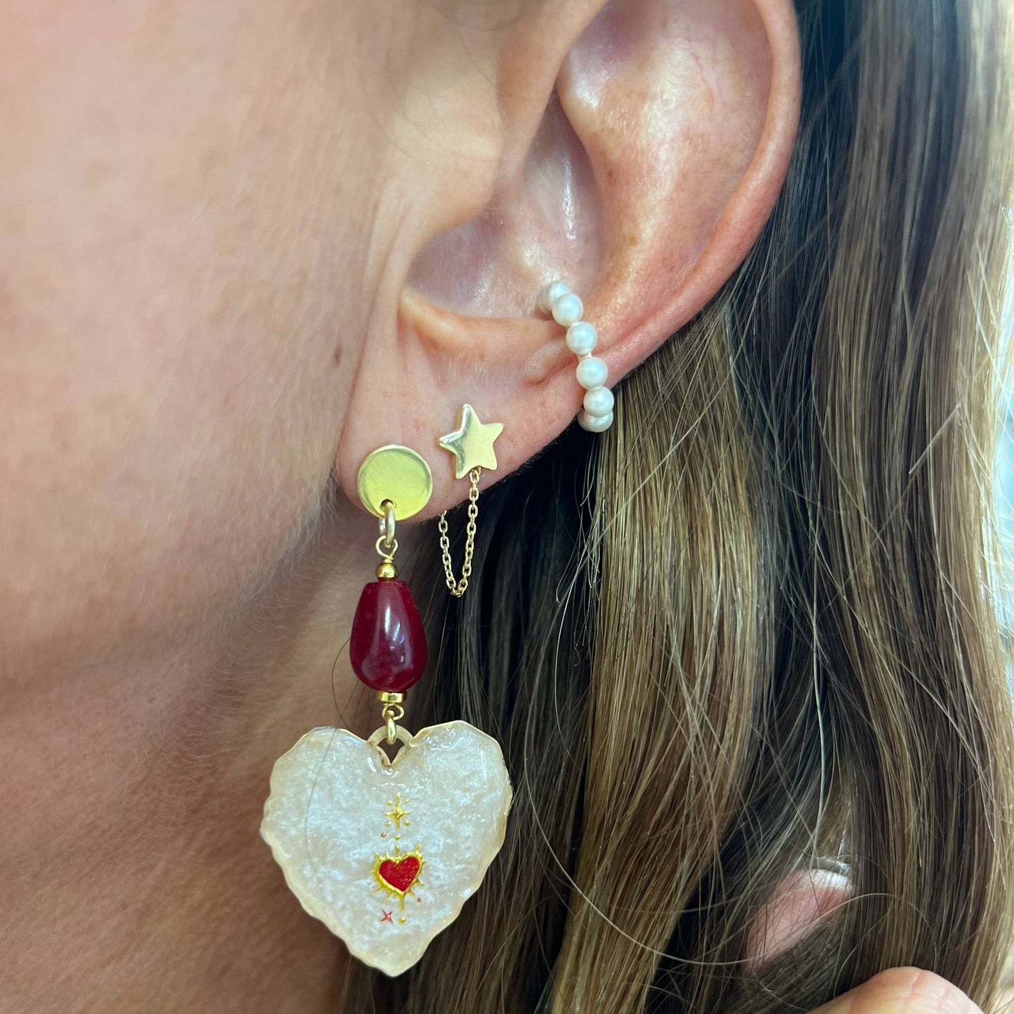 Orecchini pendenti con cuore smaltato cipria e pietra goccia bordeaux - Lumiere Bijoux