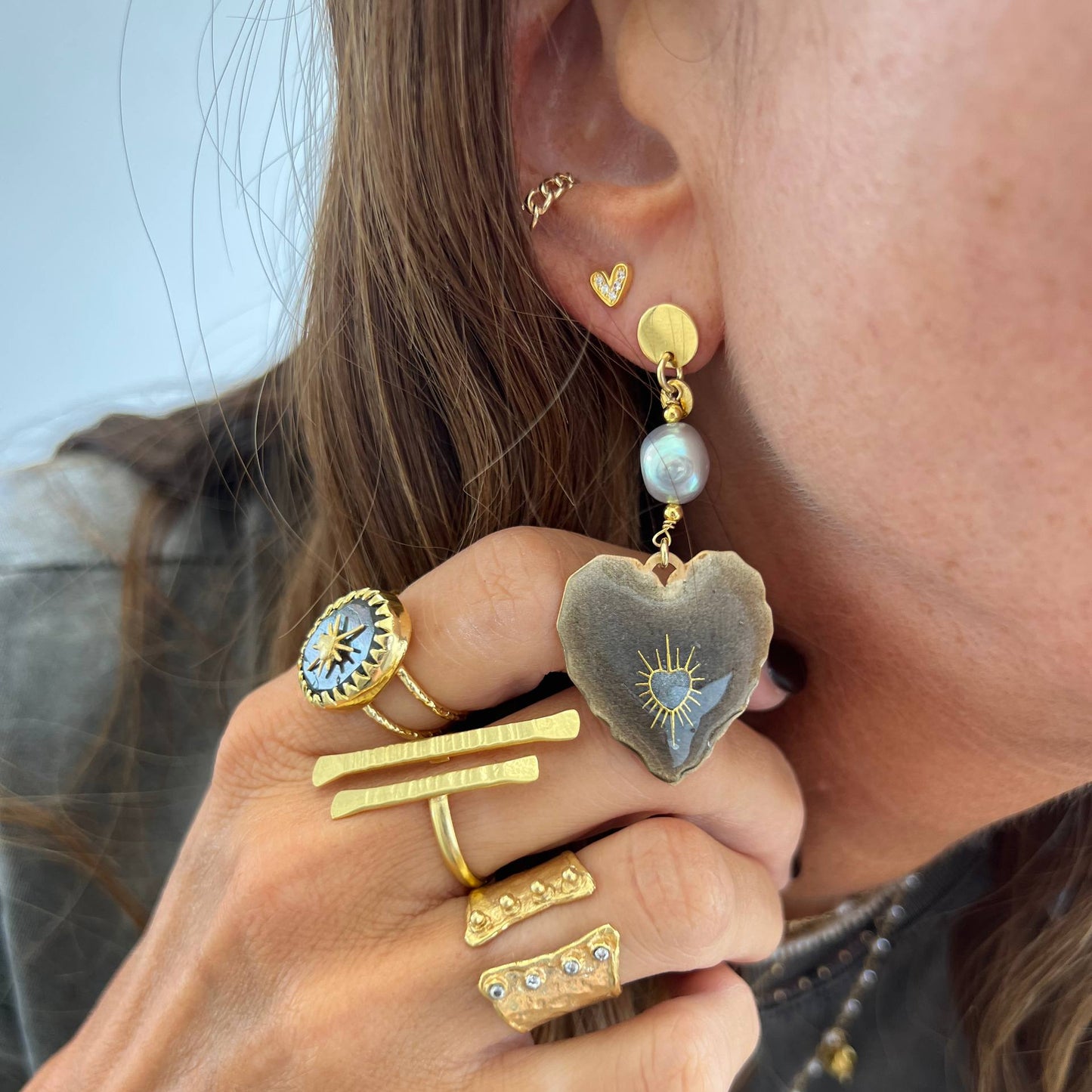 Orecchini pendenti con cuore smaltato antracite e perla grigia - Lumiere Bijoux