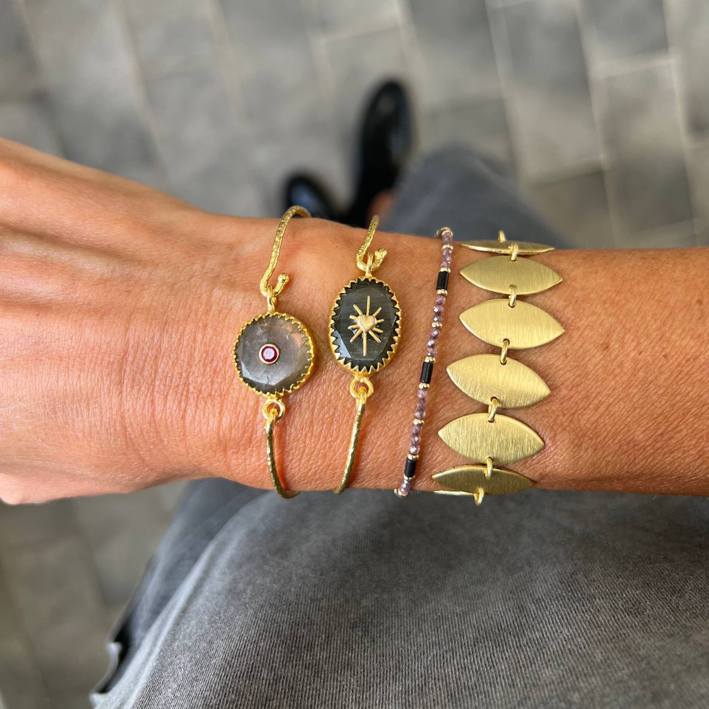 Bracciale semirigido con pietre dure e cuore sacro - Lumiere Bijoux